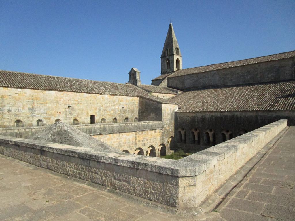 Logis Hostellerie De L'Abbaye Le Thoronet Exterior photo