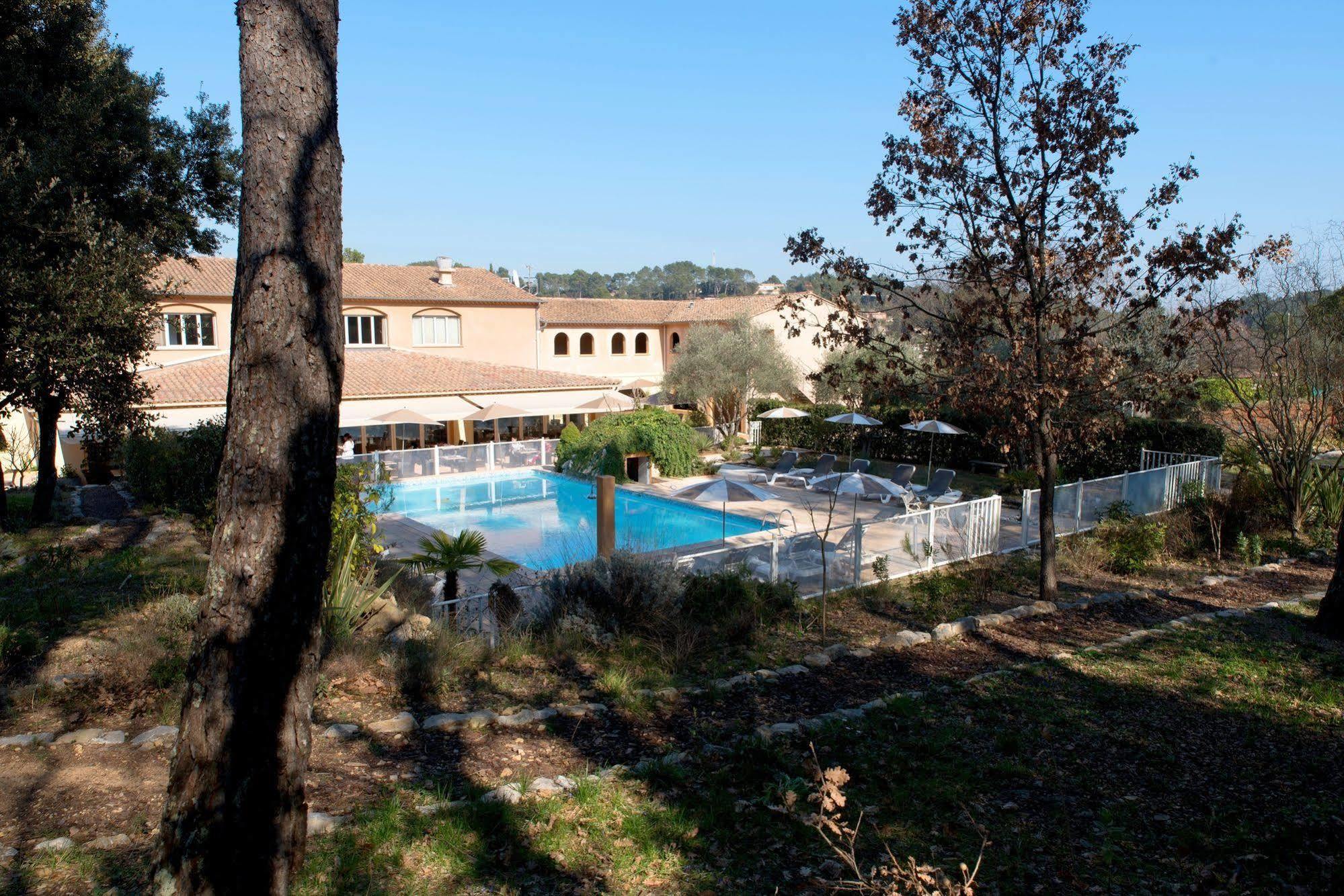 Logis Hostellerie De L'Abbaye Le Thoronet Exterior photo